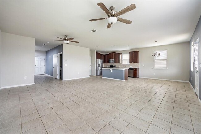 Foto del edificio - 369 Twisted Oaks Ln