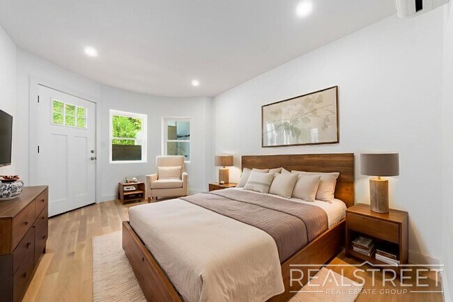 Foto del edificio - brand New 3 Bed 2 Bath Garden Duplex in Ri...