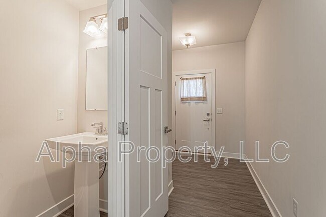 Foto del edificio - 121 Roseridge Dr