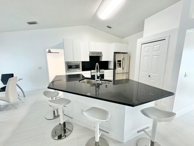 Building Photo - 602 SW Bradshaw Cir
