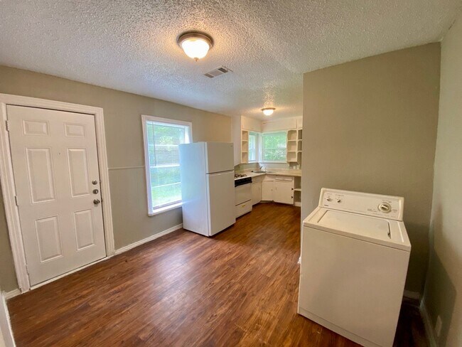Building Photo - Charming home with a large fenced backyard...
