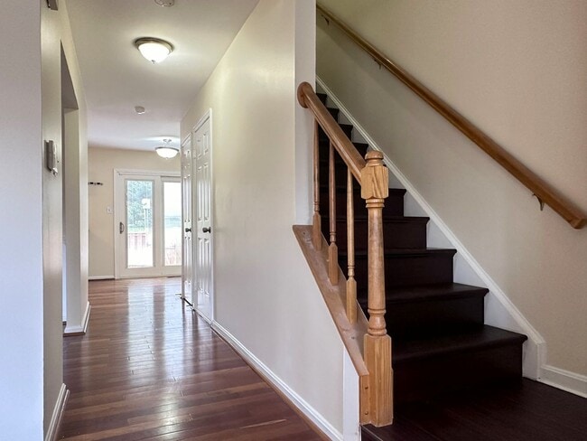 Building Photo - Wonderful townhome with recent upgrades..a...
