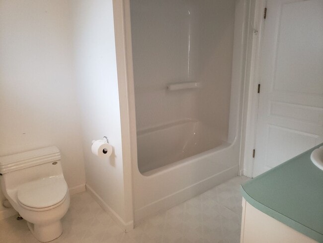 Building Photo - Spacious 3 BD/2 BA home by Bryan Park!