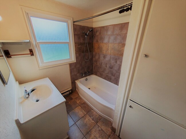 Building Photo - 2BR Home with Hardwood Floors Near Fairgro...