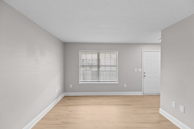 Building Photo - Megan Manor Apartments