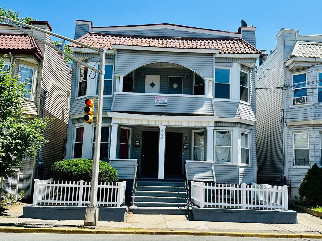 Primary Photo - 666 Grove St