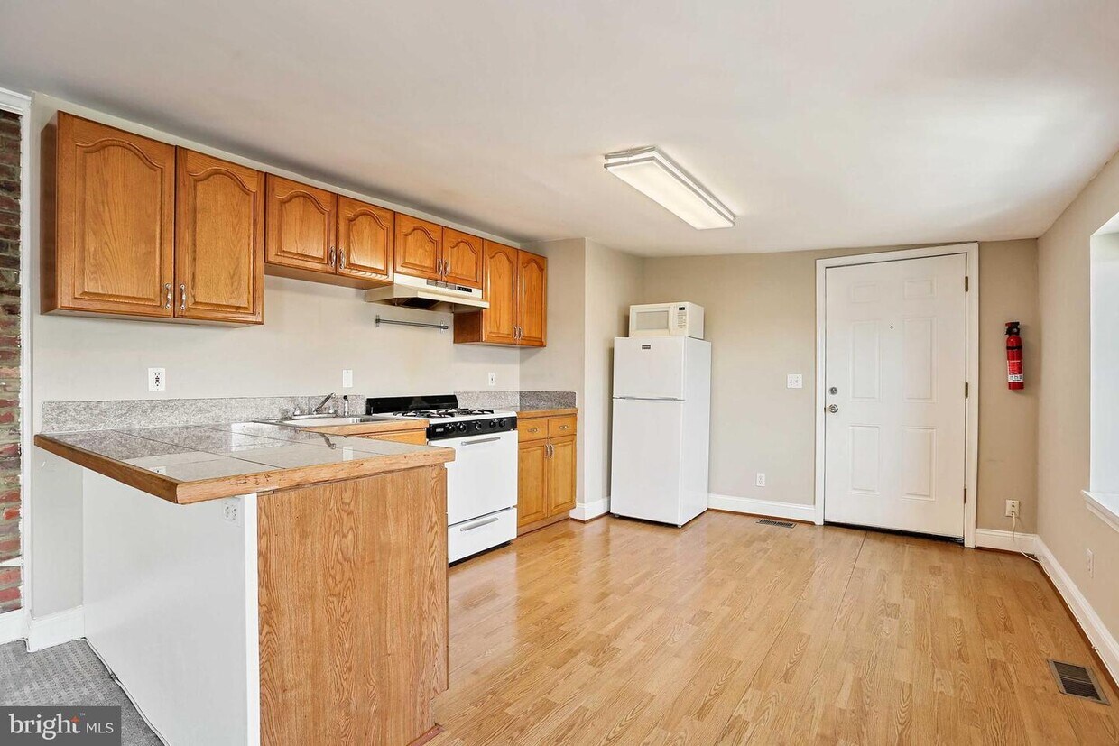 249 S Chester St Unit 3, Baltimore, MD 21231 Room for Rent in