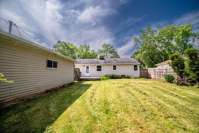 Building Photo - Newly remodeled three bedroom Appleton house