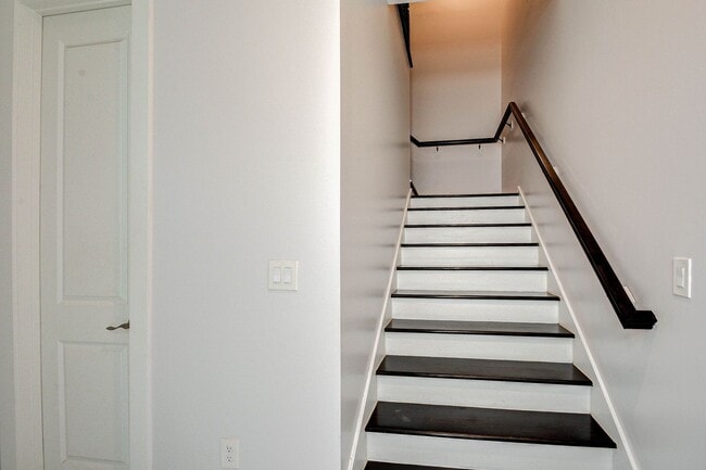 Building Photo - Luxury 4-Bedroom Home with Spacious Design...