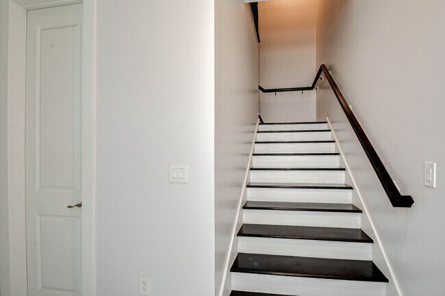 Foto del edificio - Luxury 4-Bedroom Home with Spacious Design...