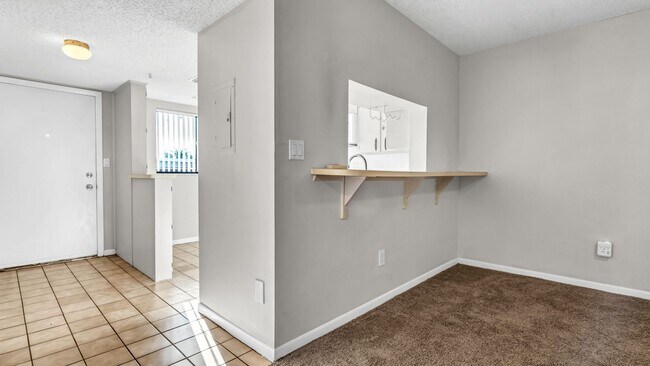 Foto del edificio - 2bed/1bath Ground Floor Unit Available Now...