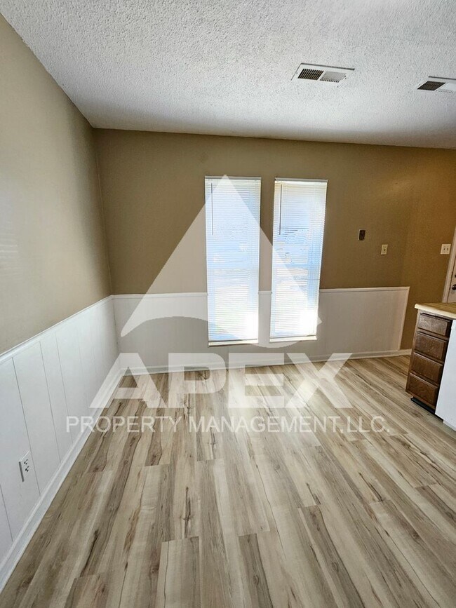 Foto del edificio - 424 Cross Creek Rd