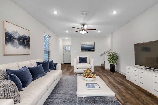 Foto del edificio - Beautifully Designed Townhome with Upscale Finishes