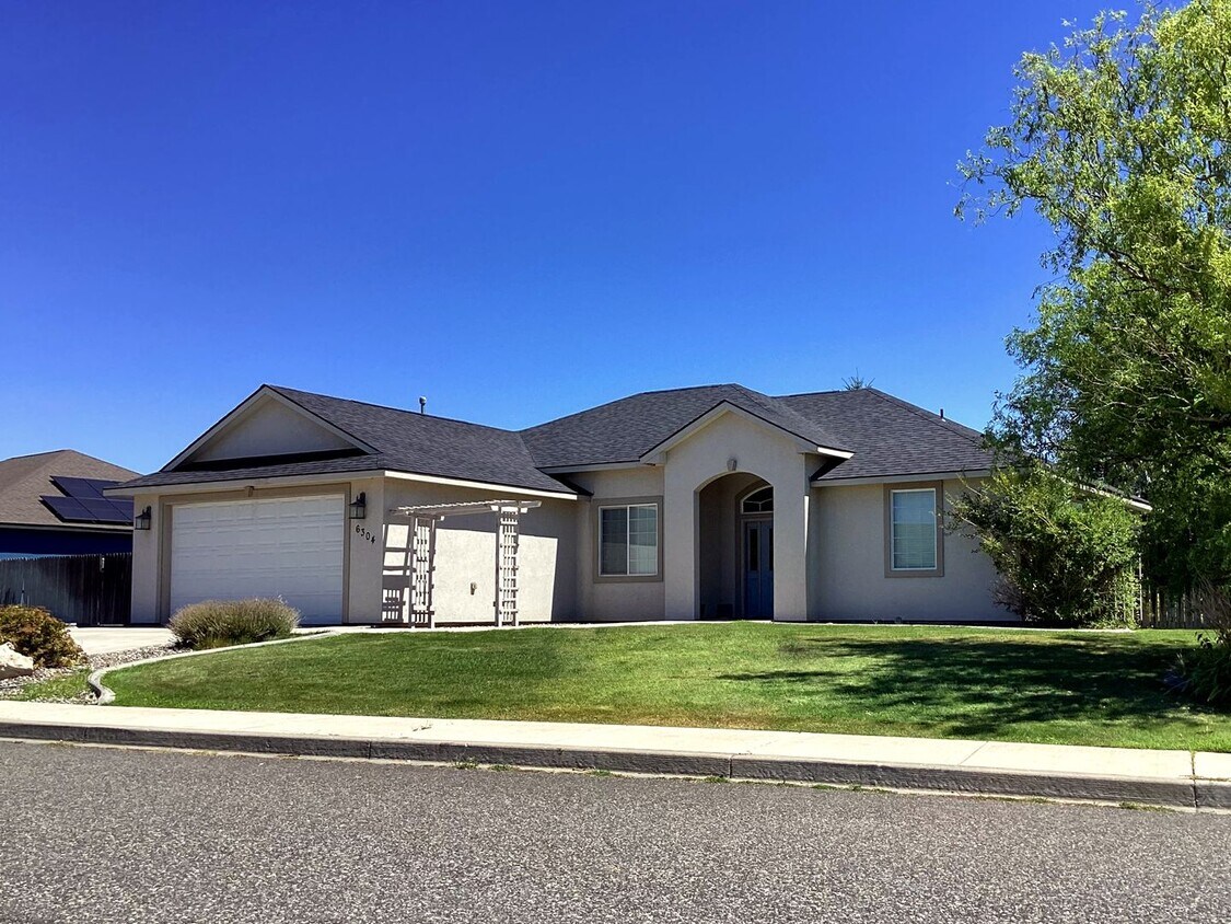 Primary Photo - Beautiful West Richland Home with RV Parking!