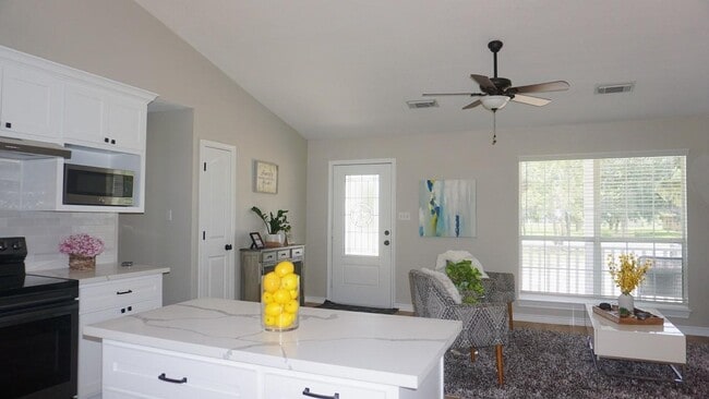Foto del edificio - 34248 Pine Ridge Rd