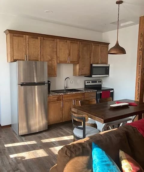 Building Photo - 424 Main St