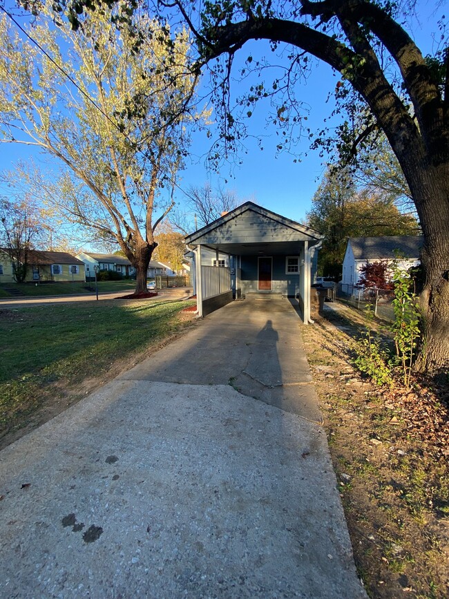 Foto del edificio - 1002 Melbourne Ave NE