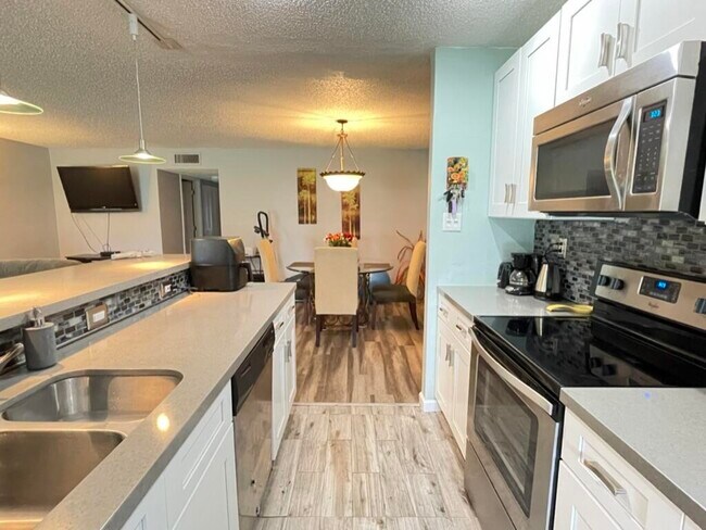 Foto del edificio - 14639 Canalview Dr