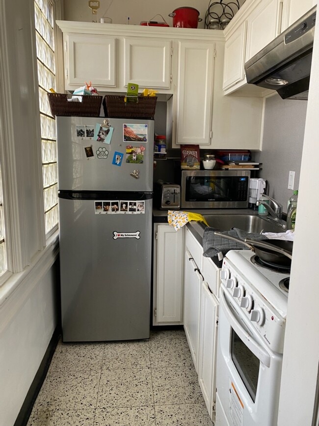 Kitchenette - 165 Waterman St