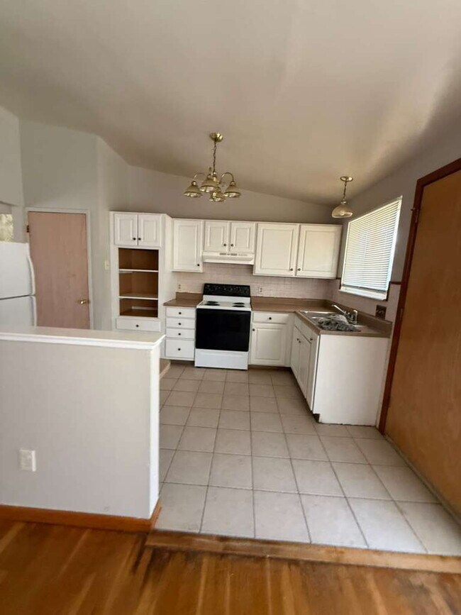 Building Photo - "Charming 3-Bed, 1 bath Sanctuary on Hallstead Drive - A Cozy 1189 Sq. Ft. Gem in St. Louis!"  No...