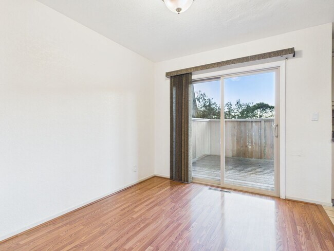 Foto del edificio - Beautiful condo now available at Cypress Grove.