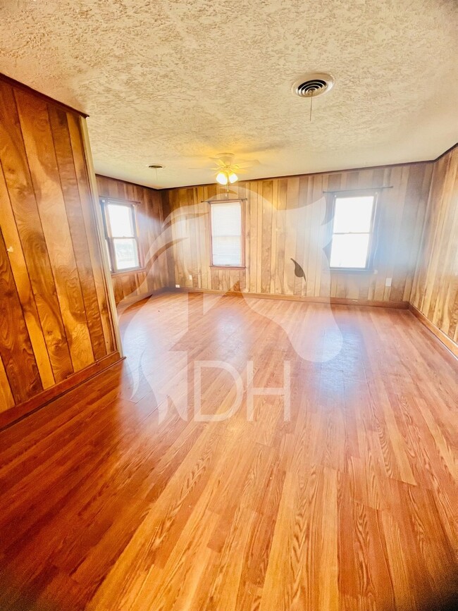 Building Photo - 2302 E Elm Ave