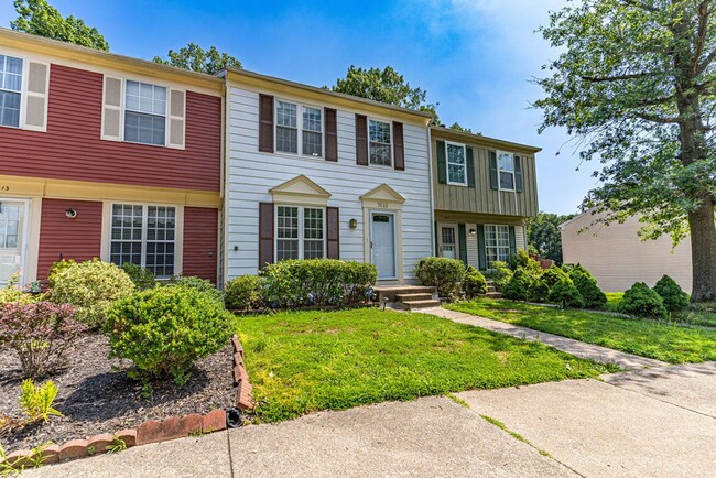 Building Photo - Lovely 3 Level Townhome