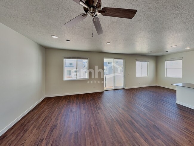 Foto del edificio - 7105 Woods Rose Dr