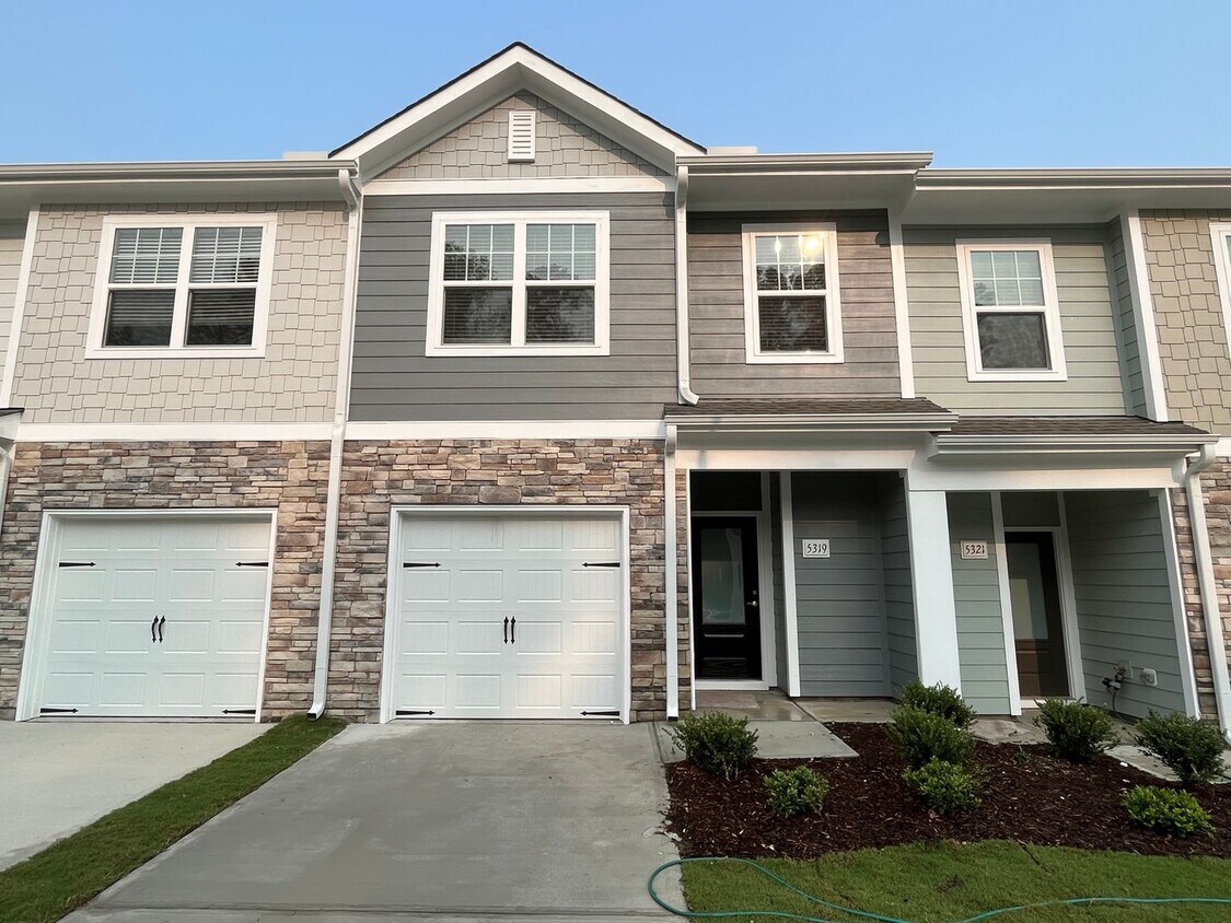 Foto principal - Stunning 3BD, 2.5BA Raleigh Townhome with ...