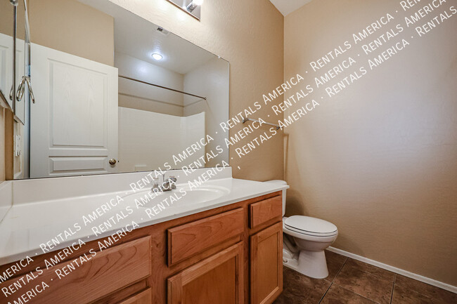 Foto del edificio - Gated - Beautiful Two-Story Condo w/ Garage!