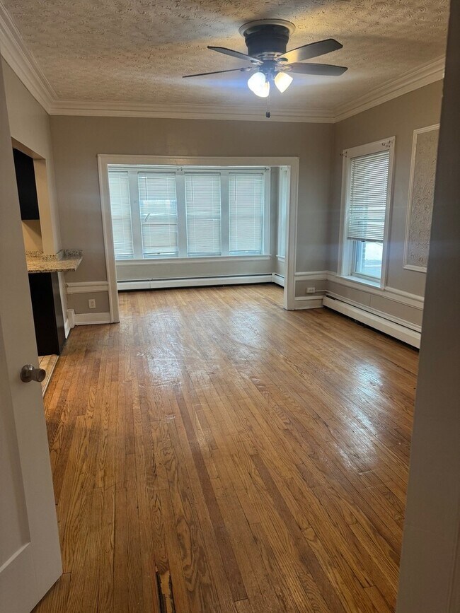 Building Photo - 6829 S Cornell Ave