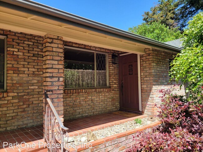 Foto del edificio - 3 br, 1.5 bath House - 14 Elliot Dr