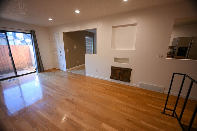 Building Photo - 6478 Welch Ct