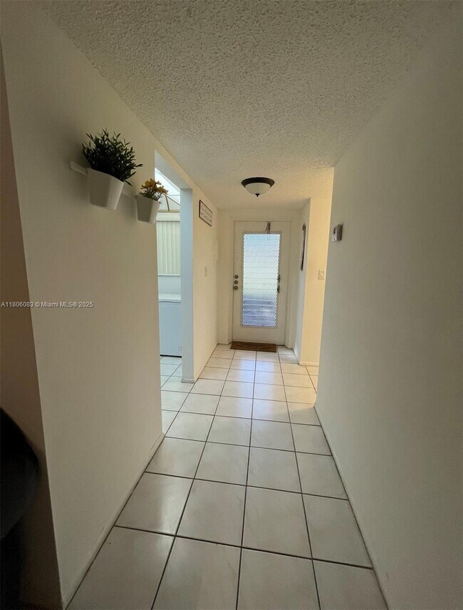 Foto del edificio - 8301 Sands Point Blvd