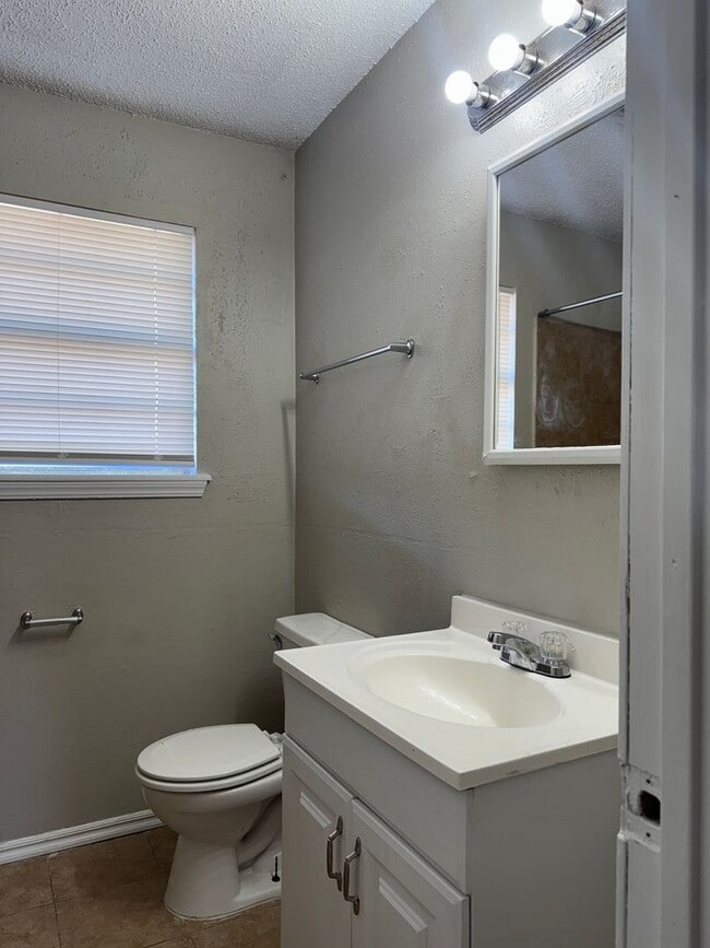 Building Photo - 4626 NW Ozmun Ave