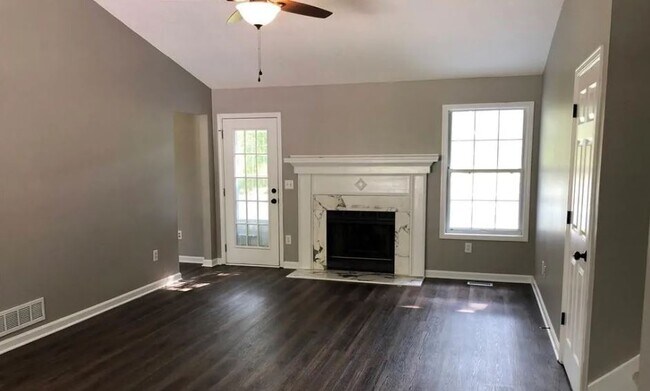 Foto del edificio - 608 Amberwood Pl