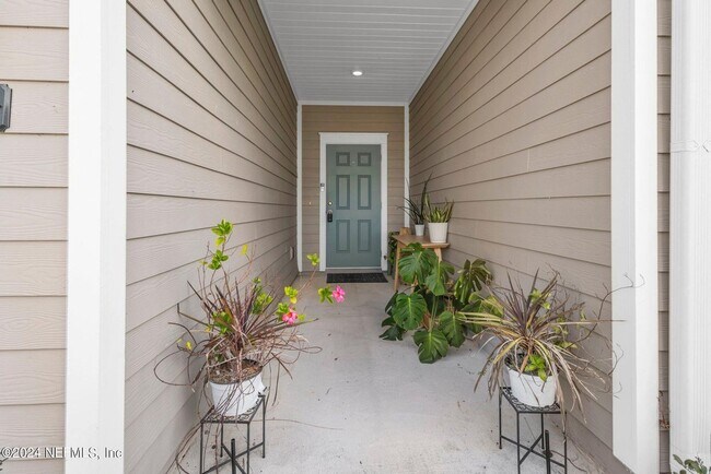 Foto del edificio - Beautiful townhome with modern and stylish...