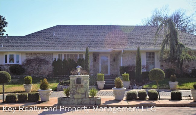 Building Photo - 3 br, 2.5 bath House - 1108 Oak Tree Dr