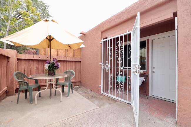 Building Photo - CLOSE IN TOWNHOUSE 2 Bedroom COURTYARD