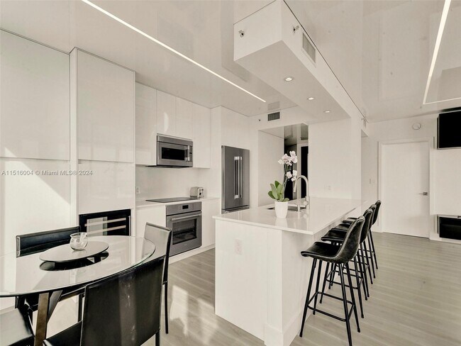 Foto del edificio - 6365 Collins Ave