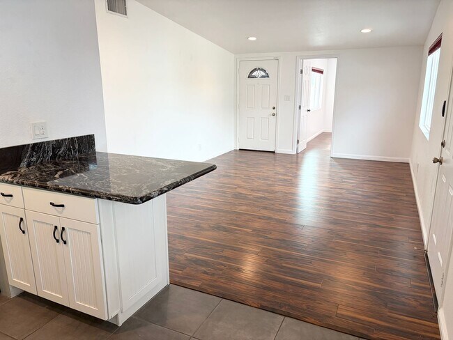 Foto del edificio - Beautifully Maintained 4-Bedroom Home with Private Backyard