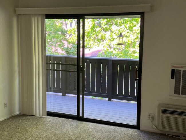 Balcón n.º 1 - 1493 Marchbanks Dr
