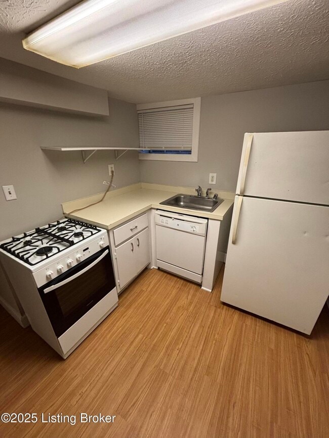 Foto del edificio - 2052 Midland Ave