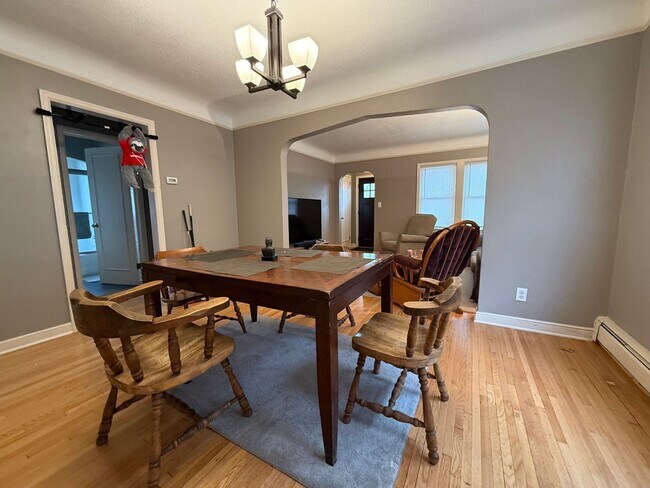 Foto del edificio - Stunning 5 Bed 2 Bath House Located in the...