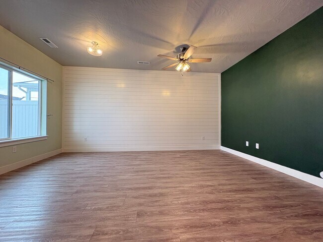 Foto del edificio - Cedar Bend Townhome!