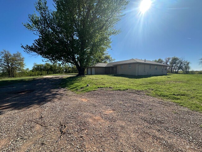 Foto del edificio - 3 Bed, 2.5 Bath, 2 Car Garage on 15 acres