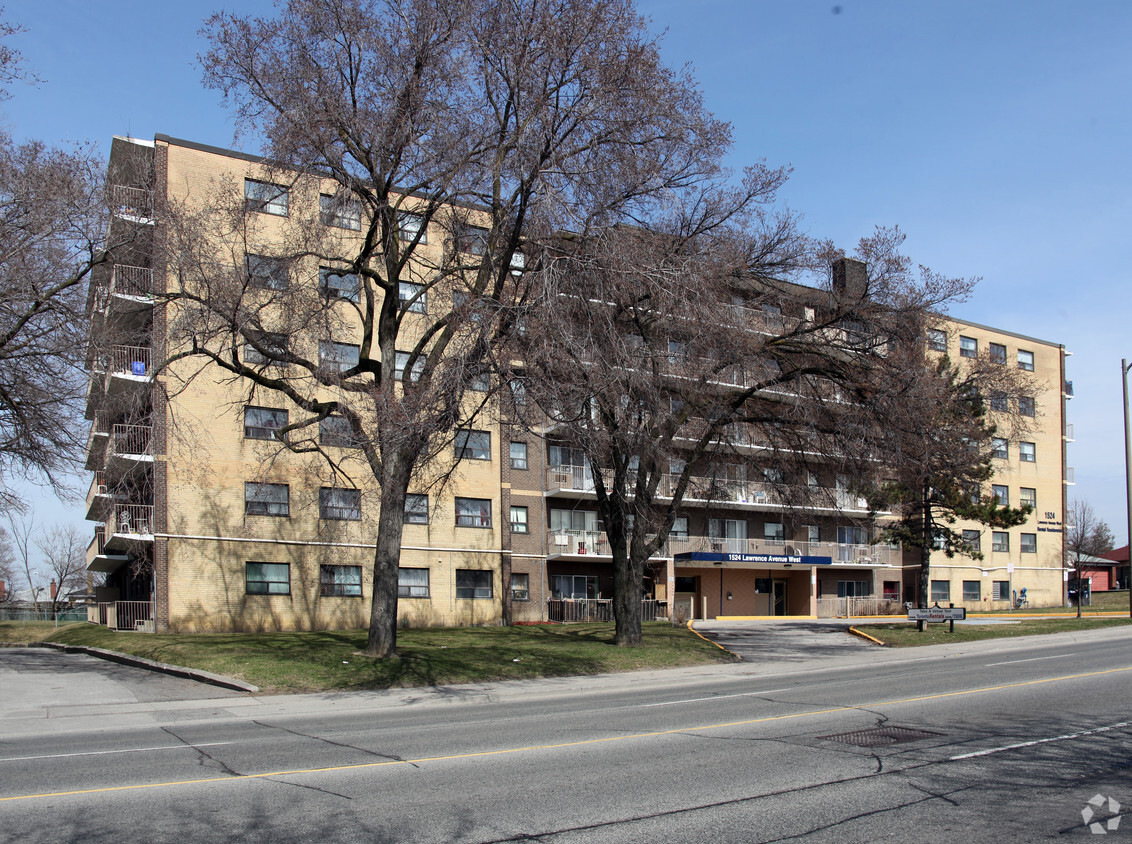 Photo du bâtiment - 1524 Lawrence Ave W Apartments