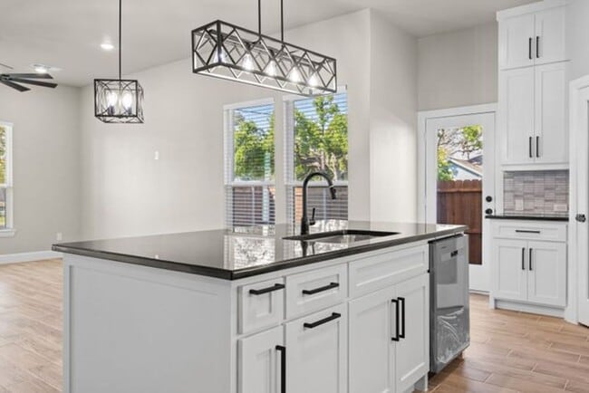 Building Photo - 130 W 5th St