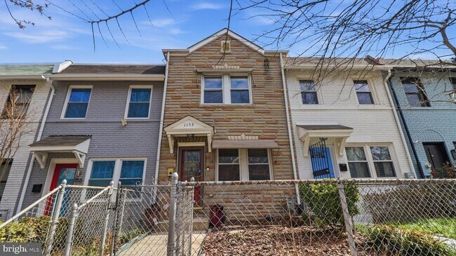 Foto del edificio - 1153 3rd St NE