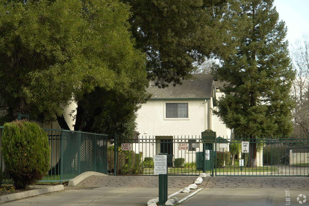 Building Photo - Country Hollow Apartments